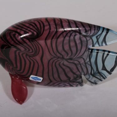 Nuutajärvi taide-esine, Lehtikala, suunnittelija Kerttu Nurminen, Lehtikala, signeerattu, kala-aihe