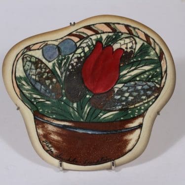 Arabia seinälaatta, Tulppaanikori, suunnittelija Heljä Liukko-Sundström, Tulppaanikori, serikuva, signeerattu