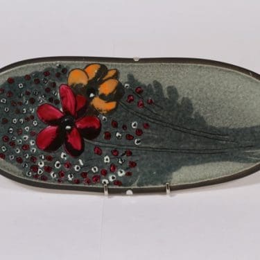 Arabia seinälaatta, Kukkakimppu, suunnittelija Heljä Liukko-Sundström, Kukkakimppu, käsinmaalattu, serikuva, signeerattu