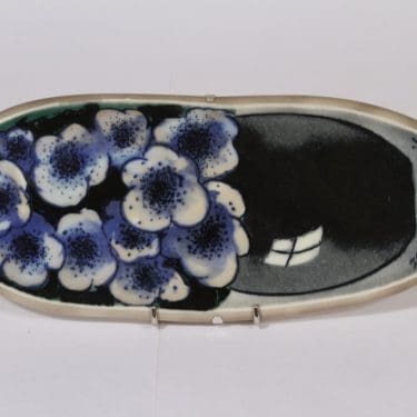 Arabia seinälaatta, Tähtisilmät, suunnittelija Heljä Liukko-Sundström, Tähtisilmät, suuri, serikuva, signeerattu