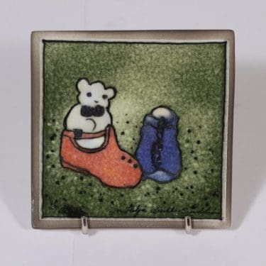 Arabia seinälaatta, Vauvalle, suunnittelija Heljä Liukko-Sundström, Vauvalle, pieni, serikuva, signeerattu