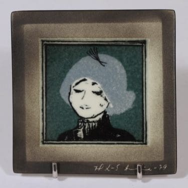 Arabia koristelaatta, Pariisilaistyttö, suunnittelija Heljä Liukko-Sundström, Pariisilaistyttö, pieni, serikuva, signeerattu