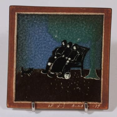 Arabia koristelaatta, Mummot puistossa, suunnittelija Heljä Liukko-Sundström, Mummot puistossa, pieni, serikuva, signeerattu