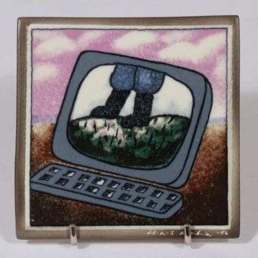 Arabia koristelaatta, Tietokone, suunnittelija Heljä Liukko-Sundström, Tietokone, pieni, serikuva, signeerattu