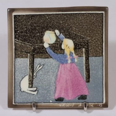 Arabia koristelaatta, Pikkutyttö ja jänis, suunnittelija Heljä Liukko-Sundström, Pikkutyttö ja jänis, pieni, serikuva, signeerattu