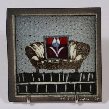 Arabia koristelaatta, Sohva, suunnittelija Heljä Liukko-Sundström, Sohva, pieni, serikuva, signeerattu