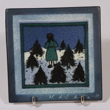 Arabia koristelaatta, Itkevä tyttö, suunnittelija Heljä Liukko-Sundström, Itkevä tyttö, pieni, serikuva, signeerattu