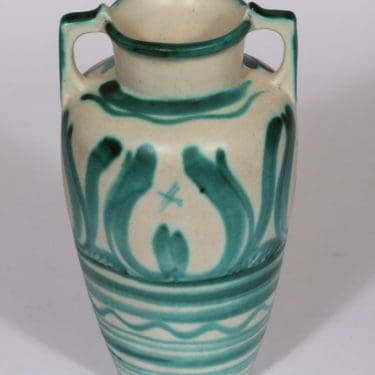 Kupittaan savi maljakko, käsinmaalattu, suunnittelija Irja Suova, käsinmaalattu, kobolttiväri, signeerattu