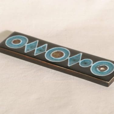 Arabia Ornamentti seinälaatta, käsinmaalattu, suunnittelija Annikki Hovisaari, käsinmaalattu, signeerattu