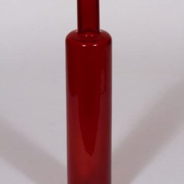 Riihimäen lasi 1735 koristepullo, rubiininpunainen, suunnittelija Nanny Still,