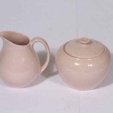 Arabia Sointu sokerikko ja kermakko, vaalean punainen, suunnittelija Kaj Franck,