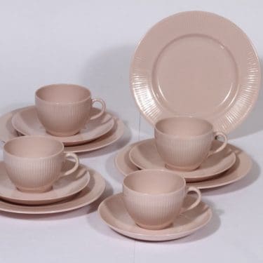 Arabia Sointu kahvikupit ja lautaset, vaalean punainen, 4 kpl, suunnittelija Kaj Franck,