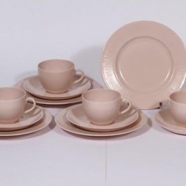 Arabia Sointu kahvikupit ja lautaset, vaalean punainen, 4 kpl, suunnittelija Kaj Franck,