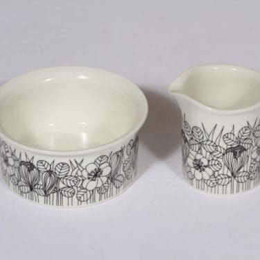 Arabia Krokus sokerikko ja kermakko, mustavalkoinen, suunnittelija Esteri Tomula, serikuva, kukka-aihe