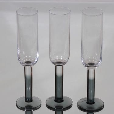 Nuutajärvi Mondo kuohuviinilasit, harmaa, 3 kpl, suunnittelija Kerttu Nurminen,