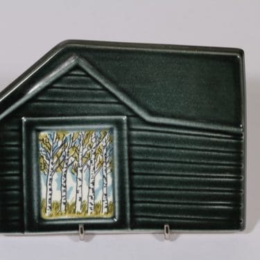 Arabia koristelaatta, Runon mailla, suunnittelija Kerttu Nurminen, Runon mailla, serikuva, signeerattu