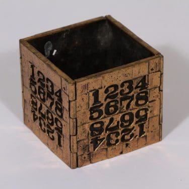 Turun Hopea Aakkoset tuhka-astia, pronssi, suunnittelija Pentti Sarpaneva, pronssi, numeroaihe