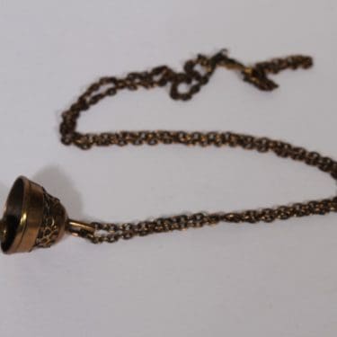 Turun Hopea Hippikello kaulakoru, pronssi, suunnittelija Pentti Sarpaneva, pronssi