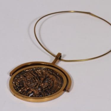 Turun Hopea Auringonkehrä kaulakoru, pronssi, suunnittelija Pentti Sarpaneva, pronssi, suuri