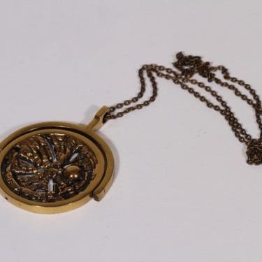 Turun Hopea Auringonkehrä kaulakoru, pronssi, suunnittelija Pentti Sarpaneva, pronssi