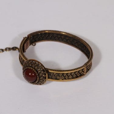 Turun Hopea Punos rannekoru, pronssi, suunnittelija Pentti Sarpaneva, pronssi, kivellinen, jaspis