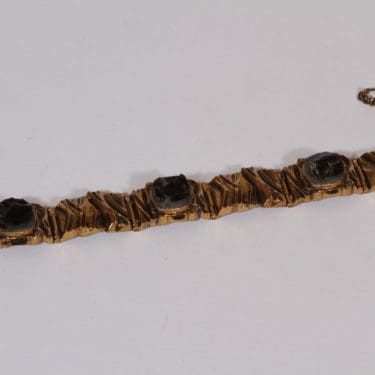 Turun Hopea Kelo rannekoru, pronssi, suunnittelija Pentti Sarpaneva, pronssi, kivellinen, spektroliitti