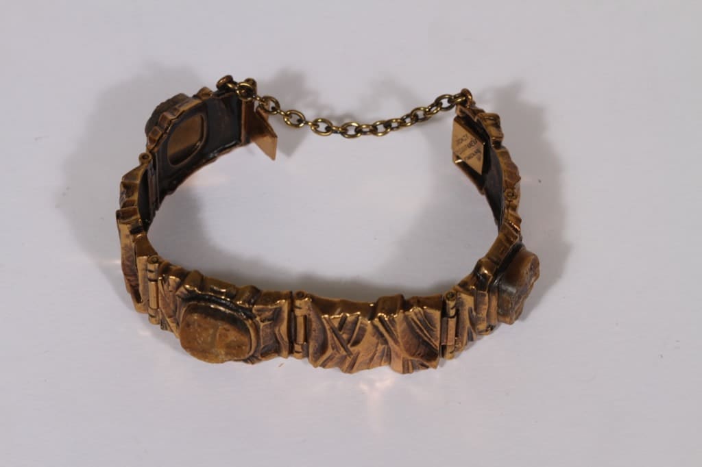 Turun Hopea Kelo rannekoru, pronssi, suunnittelija Pentti Sarpaneva, pronssi, kivellinen, tiikerinsilmä