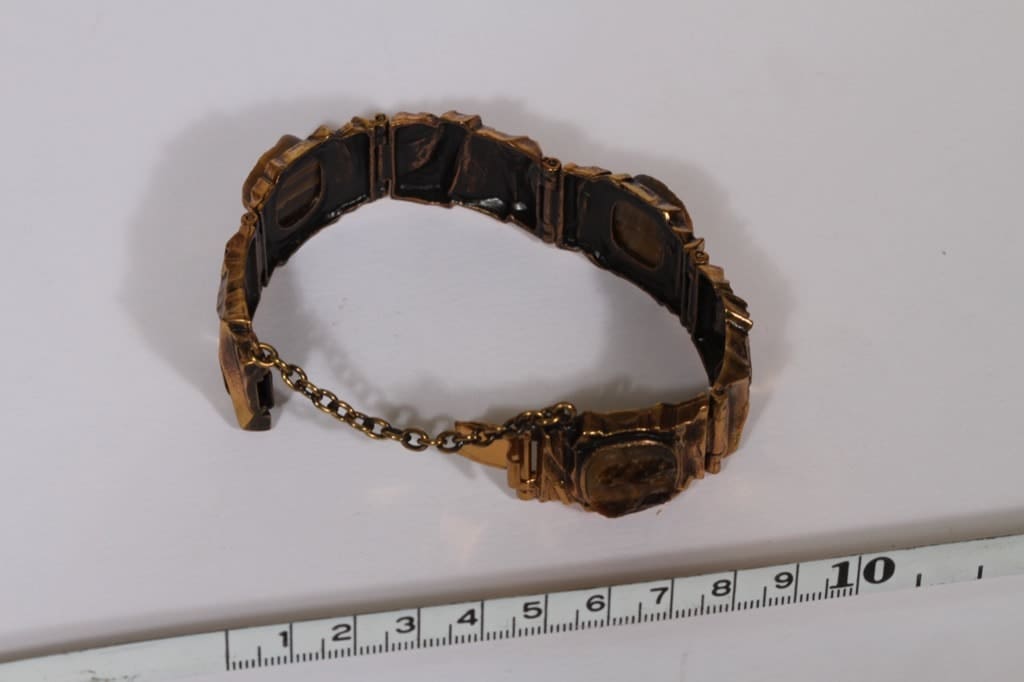 Turun Hopea Kelo rannekoru, pronssi, suunnittelija Pentti Sarpaneva, pronssi, kivellinen, tiikerinsilmä kuva 2