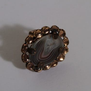 Turun Hopea Akaatti sormus, pronssi, suunnittelija Pentti Sarpaneva, pronssi, kivellinen, akaatti