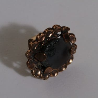 Turun Hopea Akaatti sormus, pronssi, suunnittelija Pentti Sarpaneva, pronssi, kivellinen, akaatti