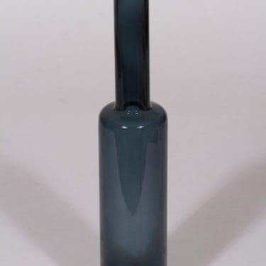 Riihimäen lasi Koristepullo koristepullo, siniharmaa, suunnittelija Nanny Still, signeerattu