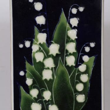 Arabia seinälaatta, suunnittelija Gunvor Olin-Grönqvist, käsinmaalattu, signeerattu, kieloaihe