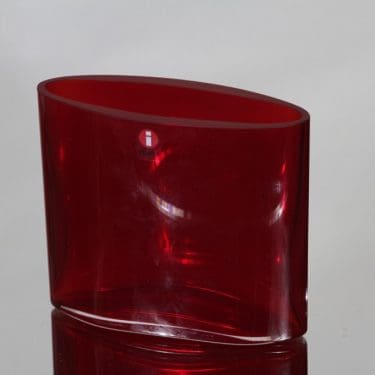 Iittala Ovalis maljakko, rubiininpunainen, suunnittelija Tapio Wirkkala, pieni, signeerattu, numeroitu