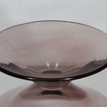 Nuutajärvi GN 11 taide-esine, lila, suunnittelija Gunnel Nyman, happosigneerattu