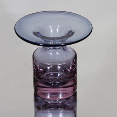 Iittala 3539 maljakko, neodymi, suunnittelija Tapio Wirkkala, pieni, signeerattu