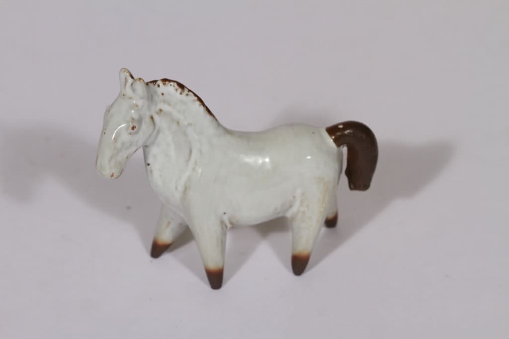 Arabia figuuri, hevonen, suunnittelija Anja Juurikkala, hevonen, pieni, käsinmaalattu, signeerattu