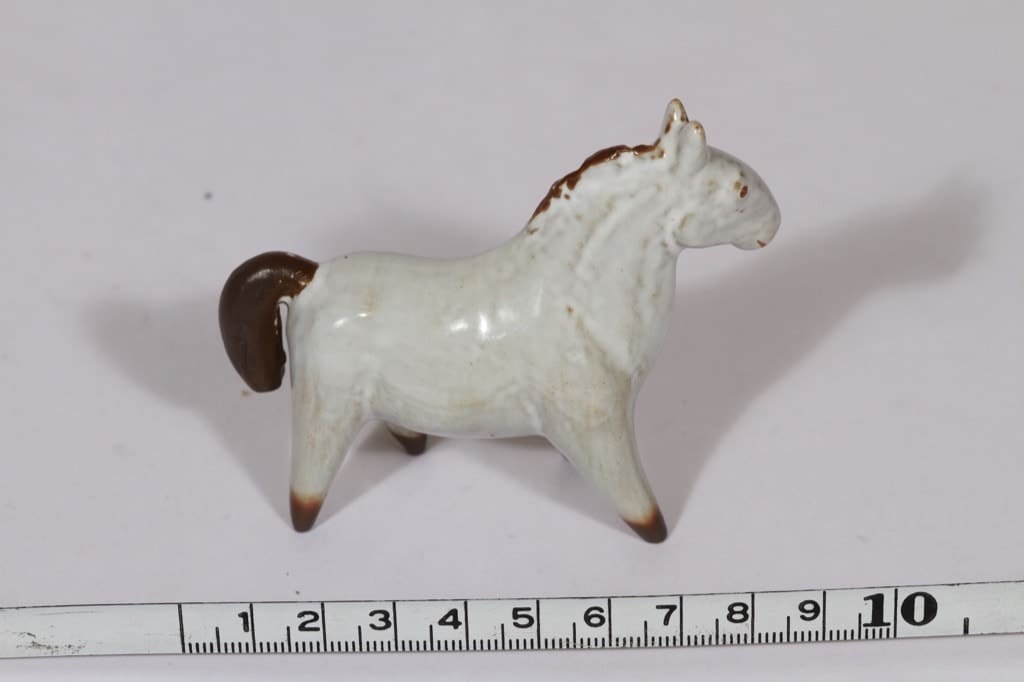 Arabia figuuri, hevonen, suunnittelija Anja Juurikkala, hevonen, pieni, käsinmaalattu, signeerattu kuva 2