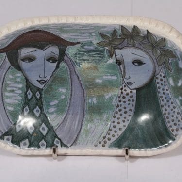 Arabia seinälaatta, naisaihe, suunnittelija Hilkka-Liisa Ahola, naisaihe, käsinmaalattu, signeerattu