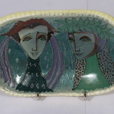 Arabia seinälaatta, naisaihe, suunnittelija Hilkka-Liisa Ahola, naisaihe, käsinmaalattu, signeerattu