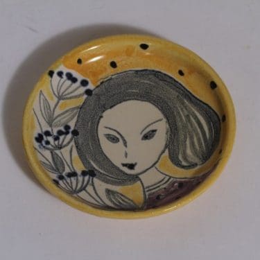 Kupittaan savi koristelautanen, suunnittelija Laila Zink, käsinmaalattu, signeerattu, naisaihe