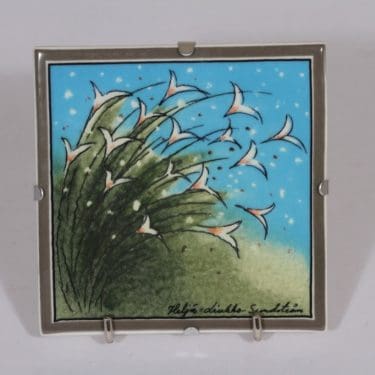 Arabia seinälaatta, Ajatuksella, suunnittelija Heljä Liukko-Sundström, Ajatuksella, pieni, serikuva