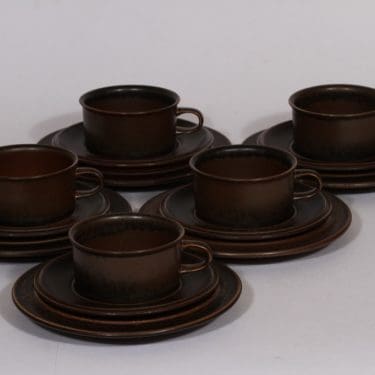 Arabia Ruska teekupit ja leipälautaset, ruskea lasite, 5 kpl, suunnittelija Ulla Procope,
