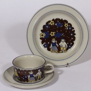 Arabia Kalevala teekuppi ja lautanen, suunnittelija Raija Uosikkinen, serikuva