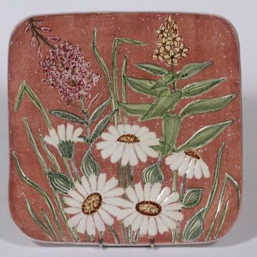 Kupittaan savi seinälaatta, suunnittelija Kaisa Mertola, käsinmaalattu, signeerattu, kukka-aihe