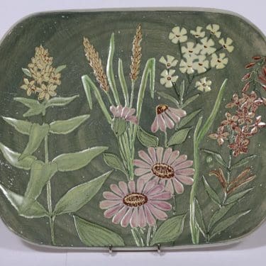 Kupittaan savi seinälaatta, suunnittelija Kaisa Mertola, suuri, käsinmaalattu, signeerattu