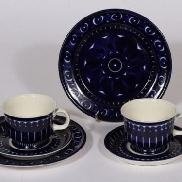 Arabia Valencia kahvikupit ja lautaset, sininen, 2 kpl, suunnittelija Ulla Procope, käsinmaalattu, signeerattu