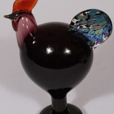 Nuutajärvi koristelintu, Kukko, suunnittelija Oiva Toikka, Kukko, signeerattu