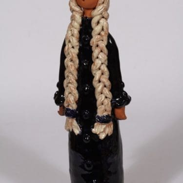 Savimuotoilu tmi keramiikkanukke, suunnittelija Anja Kantor, käsinmaalattu, käsin muotoiltu, käsinmaalattu