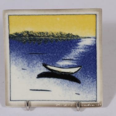 Arabia seinälaatta, Vene aamuauringossa, suunnittelija Heljä Liukko-Sundström, Vene aamuauringossa, pieni, signeerattu