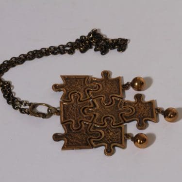 Turun Hopea Palapeli kaulakoru, pronssi, suunnittelija Pentti Sarpaneva, pronssi